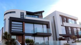Why is there a rise in the demand for luxury homes in Mumbai